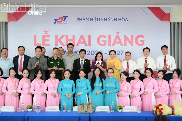 Đại biểu, giảng viên và sinh viên Trường Trường Đại học Tôn Đức Thắng – Phân hiệu Khánh Hòa chụp ảnh lưu niệm tại lễ khai giảng năm học 2026-2027