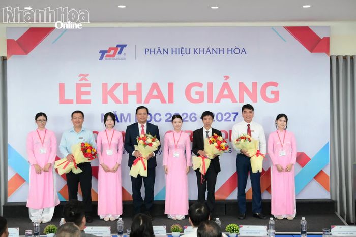 Sinh viên tặng hoa Ban giám hiệu nhà trường nhân dịp khai giảng năm học mới.