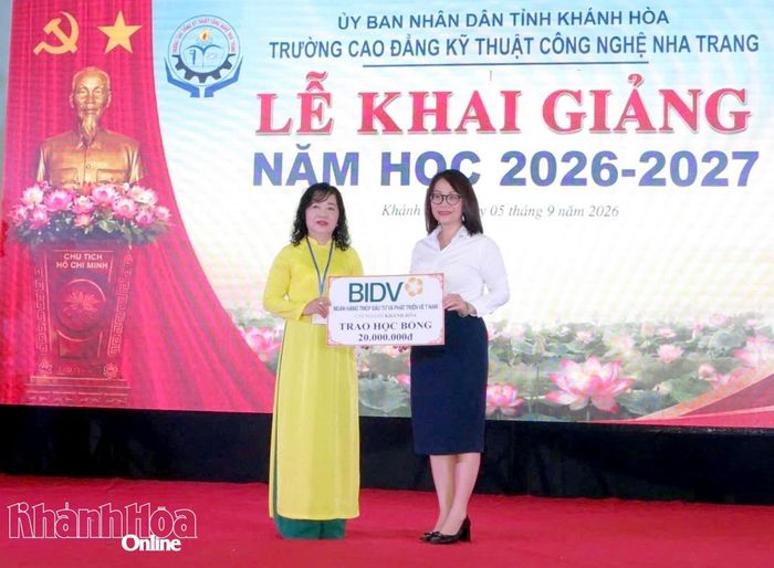Đại diện các khoa, phòng tiếp nhận học bổng cho học sinh, sinh viên từ các tổ chức, cá nhân trao tặng.