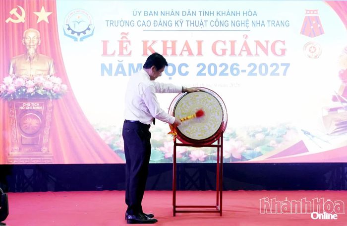 Đồng chí Nguyễn Long Biên thực hiện nghi thức đánh trống khai giảng năm học 2026 - 2027.