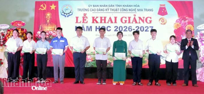 Các học sinh, sinh viên nhận học bổng trực tiếp tại lễ khai giảng.