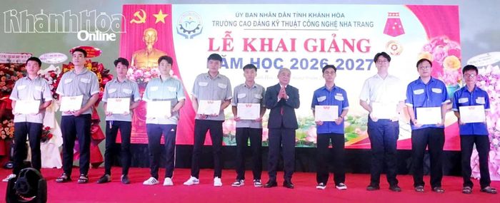 Lãnh đạo nhà trường tặng giấy khen cho các tập thể lớp đạt thành tích xuất sắc.