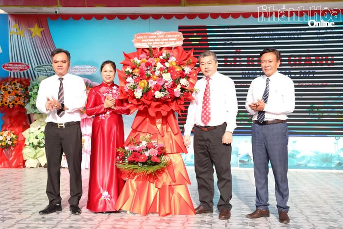 Bà Nguyễn Thị Phương - Bí thư Đảng ủy, Chủ tịch HĐND phường Bắc Cam Ranh tặng hoa chúc mừng nhà trường.