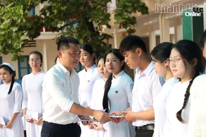 Cựu học sinh Trường THPT Ngô Gia Tự trao học bổng cho các học sinh.