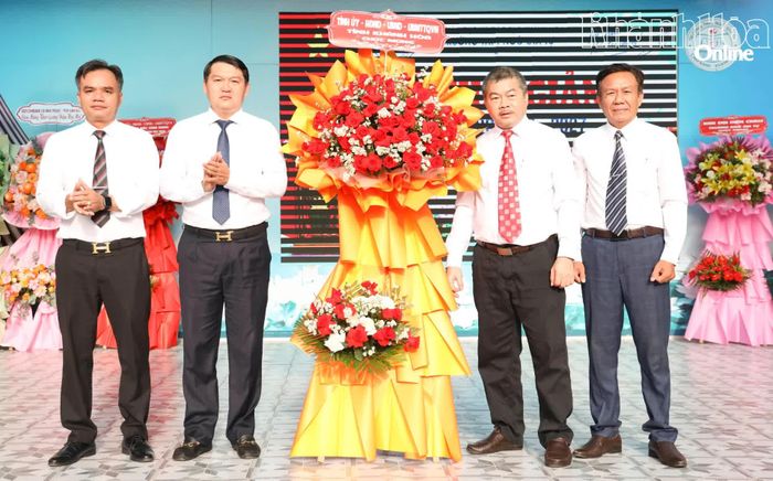 Đồng chí Lương Đức Hải tặng hoa chúc mừng nhà trường.