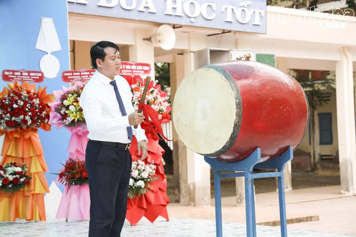 Đồng chí Lương Đức Hải đánh trống khai giảng năm học mới tại Trường THPT Ngô Gia Tự.