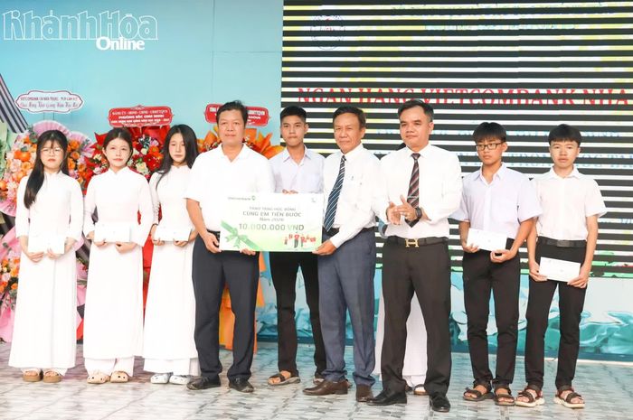 Đại diện Ngân hàng Vietcombank trao học bổng cho các học sinh.
