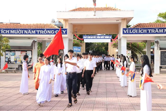 Các học sinh lớp 10 tại lễ khai giảng năm học mới. 