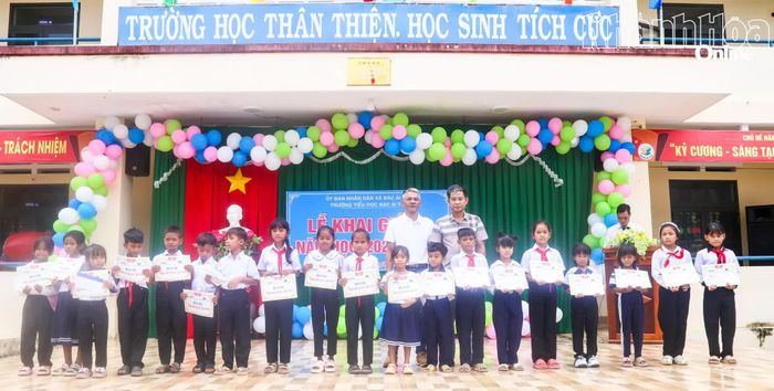 Lãnh đạo Công ty TNHH Thiết kế và Xây dựng Minh Long và Công đoàn Báo và Phát thanh, Truyền hình Khánh Hòa trao học bổng cho các em học sinh.