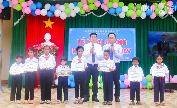 Lãnh đạo Báo và Phát thanh, Truyền hình Khánh Hòa và đại diện Tổng Công ty Khánh Việt trao học bổng cho các em học sinh.