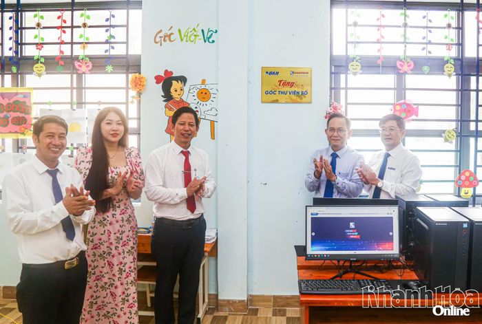 Lãnh đạo Báo và Phát thanh, Truyền hình Khánh Hòa và đại diện Tổng Công ty Khánh Việt bàn giao "Góc thư viện số" cho Phân hiệu Phước Bình, Trường Tiểu học Bác Ái Tây.