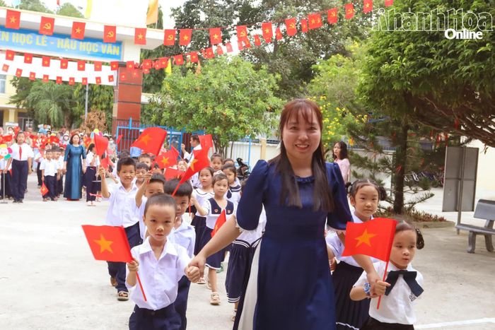 Cô và trò Trường Tiểu học - THCS Suối Dầu hân hoan bước vào năm học mới.
