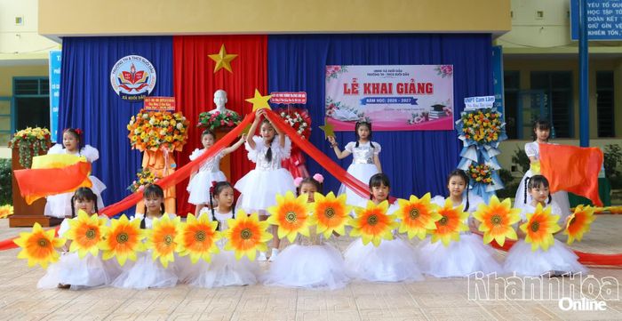 Biểu diễn văn nghệ trong ngày khai giảng năm học mới.