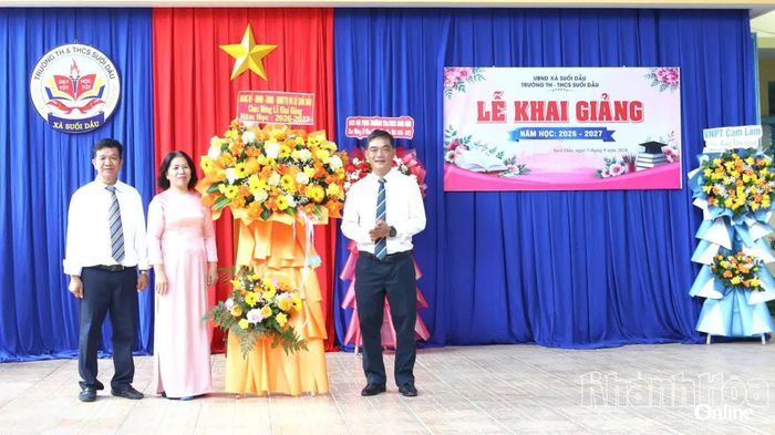 Lãnh đạo xã Suối Dầu tặng hoa chúc mừng thầy và trò Trường Tiểu học - THCS Suối Dầu.