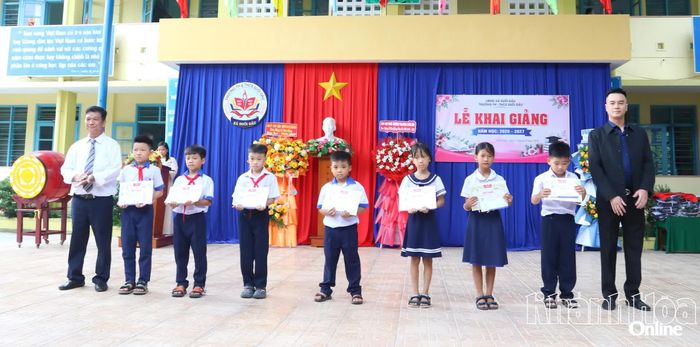Ông Vương Y Đạt - Phó Tổng Giám đốc Công ty TNHH Long Sinh trao tặng học bổng cho các em học sinh có hoàn cảnh khó khăn.