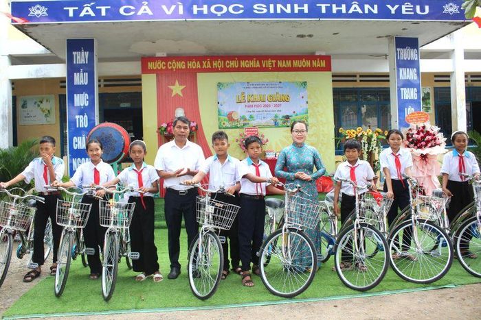 Lãnh đạo xã Công Hải trao tặng xe đạp cho các em học sinh có hoàn cảnh khó khăn của Trường THCS Hùng Vương.