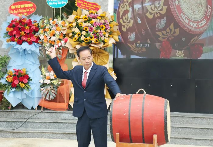 Lãnh đạo Trường THPT Chuyên Lê Quý Đôn - Đông Hải thực hiện nghi thức đánh trống khai giảng năm học 2026 - 2027.