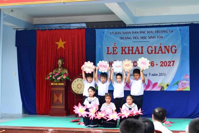 Tiết mục văn nghệ tại lễ khai giảng năm học mới của Trường Tiểu học Sinh Tồn.