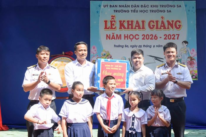 Chỉ huy đảo Trường Sa tặng quà cho giáo viên, học sinh Trường Tiểu học Trường Sa nhân dịp năm học mới.