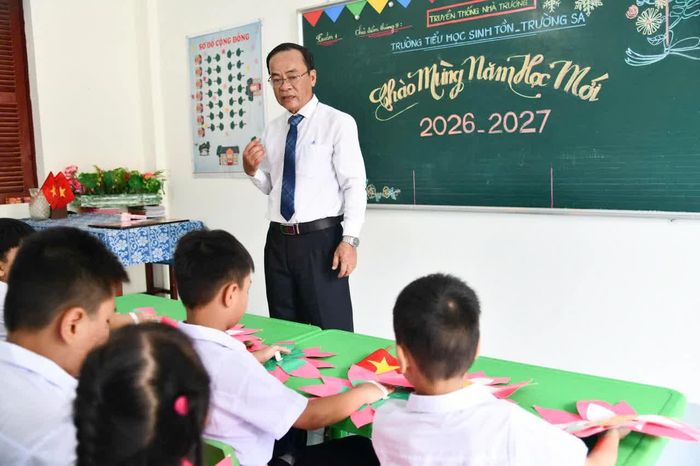 Thầy giáo Phan Quang Tuấn - Trường Tiểu học Sinh Tồn gặp gỡ các học sinh sau khi khai giảng.
