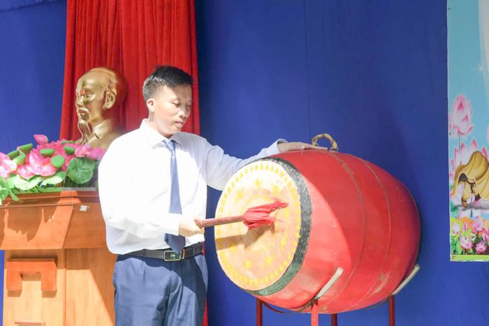 Trung tá Vũ Đức Quỳnh - Chỉ huy trưởng đảo Trường Sa đánh trống khai giảng năm học mới.