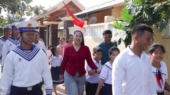 Cán bộ, chiến sĩ, phụ huynh Đảo Đá Tây hân hoan đưa các học sinh đến trường.