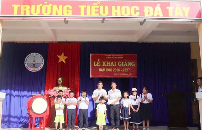 Lễ khai giảng tại Trường Tiểu học Đá Tây.