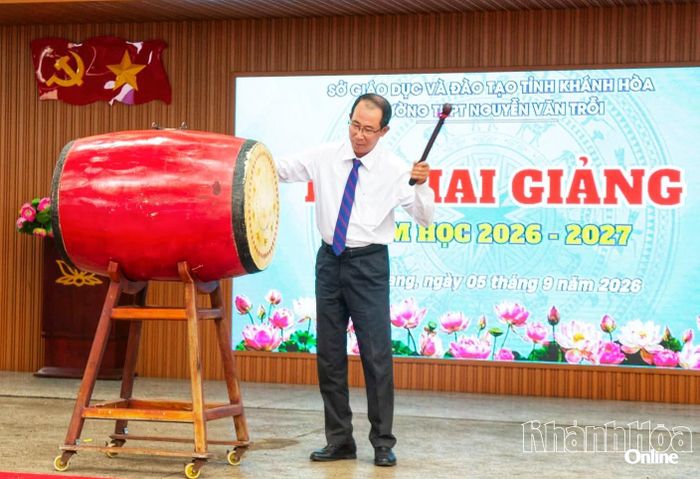 Thầy Huỳnh Vĩnh Khang - Hiệu trưởng Trường THPT Nguyễn Văn Trỗi đánh trống khai giảng năm học mới.