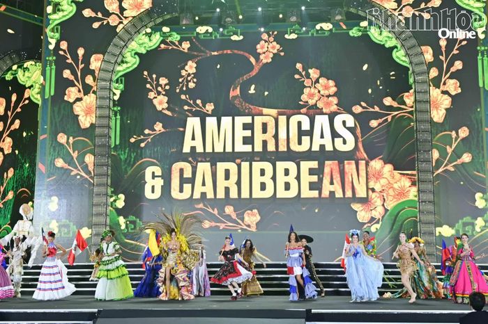 Các thí sinh châu Mỹ và Caribbean trình diễn trang phục dân tộc