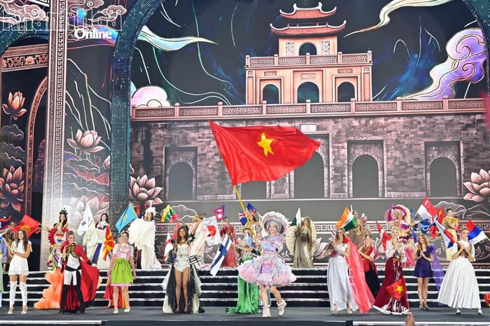Đại diện Việt Nam Lê Nguyễn Bảo Ngọc phất cao lá cờ Tổ quốc trên sân khấu Miss World 2026.