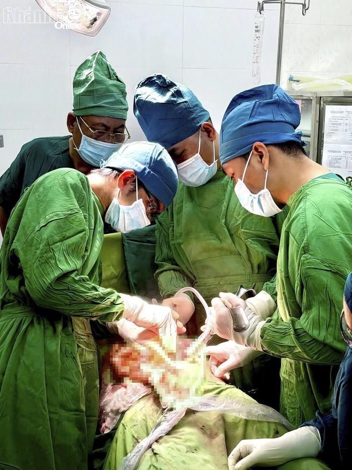 Các bác sĩ phẫu thuật cấp cứu cho bệnh nhân.