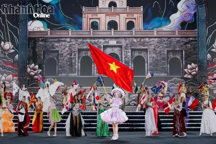 Bảo Ngọc với phần trình diễn trang phục dân tộc trong đêm chung kết Miss World 2026.