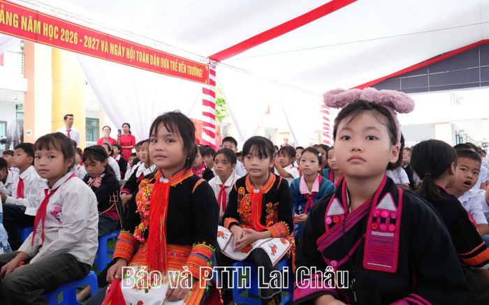Học sinh Trường Phổ thông nội trú Tiểu học và Trung học cơ sở Petrovietnam - Phong Thổ hân hoan đón chào năm học mới.