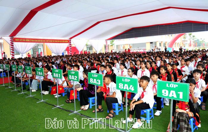 Học sinh Trường Phổ thông nội trú TH&THCS PetroVietNam - Phong Thổ dự lễ khai giảng và khánh thành trường mới.