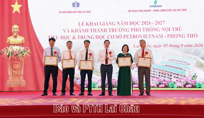 Đồng chí Hà Quang Trung - Phó Bí thư Tỉnh ủy, Chủ tịch UBND tỉnh trao khen thưởng cho Trường Phổ thông nội trú TH&THCS PetroVietNam - Phong Thổ.