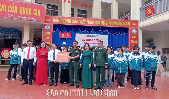 Lãnh đạo Đoàn Kinh tế - Quốc phòng 356 cùng lãnh đạo Hội Liên hiệp phụ nữ tỉnh, xã Dào San, xã Sì Lở Lầu trao tặng 695 áo ấm đồng phục cho học sinh Trường THPT Dào San.