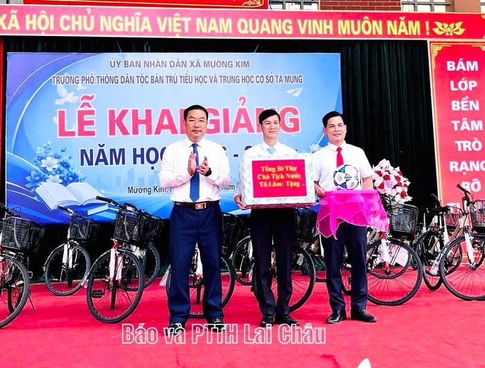 Đồng chí Tống Thanh Bình - Ủy viên Ban Thường vụ Tỉnh ủy, Phó Chủ tịch Thường trực Ủy ban Mặt trận Tổ quốc Việt Nam tỉnh Lai Châu trao quà của Tổng Bí thư, Chủ tịch nước Tô Lâm cho Trường Phổ thông Dân tộc bán trú TH&THCS Tà Mung, xã Mường Kim.