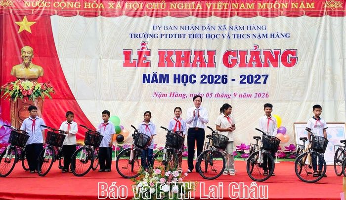 Đồng chí Lò Văn Cương – Ủy viên Ban Thường vụ Tỉnh ủy, Chủ nhiệm Ủy ban Kiểm tra Tỉnh ủy tặng xe đạp cho học sinh Trường Phổ thông Dân tộc bán trú TH&THCS Nậm Hàng.