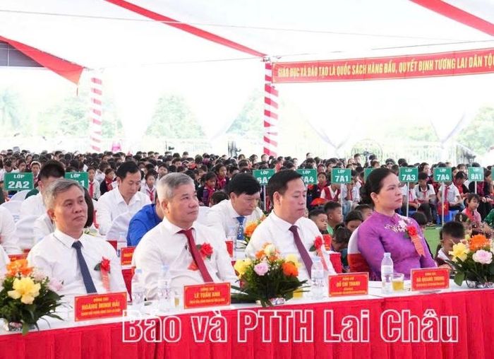 Đồng chí Hà Thị Nga - Ủy viên Ban Chấp hành Trung ương Đảng, Phó Bí thư Thường trực Đảng ủy Mặt trận Tổ quốc, các đoàn thể Trung ương, Phó Chủ tịch - Tổng Thư ký Ủy ban Trung ương MTTQ Việt Nam dự Lễ Khai giảng năm học 2026 - 2027 và khánh thành Trường Phổ thông nội trú Tiểu học và Trung học cơ sở Petrovietnam - Phong Thổ - một trong những trường phổ thông nội trú liên cấp được xây dựng tại các xã biên giới của tỉnh Lai Châu.