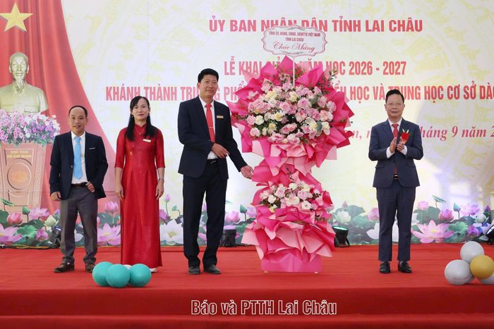 Đồng chí Nguyễn Ngọc Vinh - Phó Bí thư Tỉnh ủy, Chủ tịch Ủy ban Mặt trận Tổ quốc Việt Nam tỉnh Lai Châu chúc mừng lễ khai giảng và khánh thành Trường Phổ thông nội trú TH&THCS Dào San.