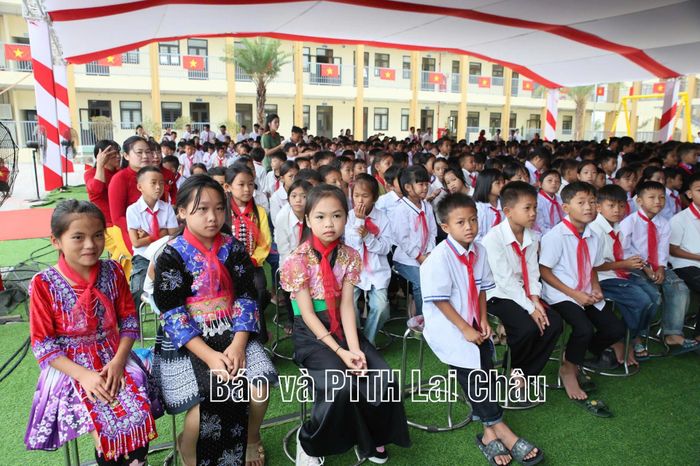 Học sinh Trường Phổ thông nội trú TH&THCS Pa Tần hân hoan trong ngày khai giảng.