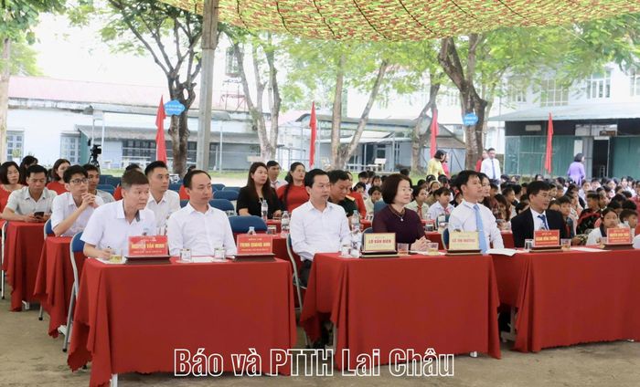 Đồng chí Lê Thị Hường - Ủy viên Ban Thường vụ, Trưởng Ban Tổ chức Tỉnh ủy dự Lễ khai giảng tại Trường THCS Mường Khoa (xã Mường Khoa). 