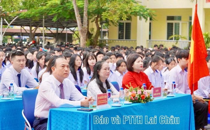  Đồng chí Nguyễn Sỹ Cảnh – Phó Chủ tịch UBND tỉnh Lai Châu dự tại Trường THPT Chu Văn An.