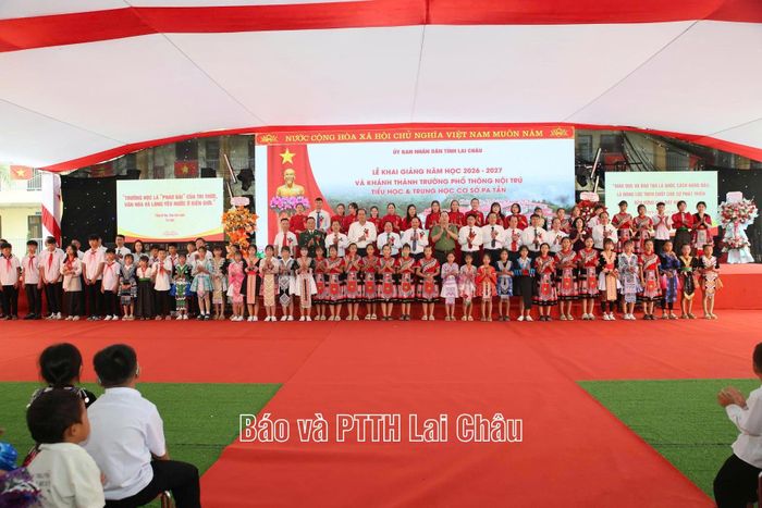 Các đồng chí lãnh đạo tỉnh chụp ảnh lưu niệm cùng học sinh Trường Phổ thông nội trú TH&THCS Pa Tần.