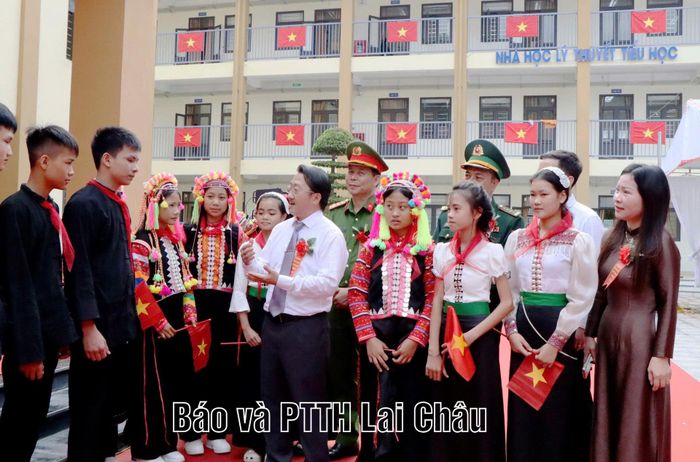 ... trò chuyện cùng thầy cô, học sinh nhà trường trong năm học mới.