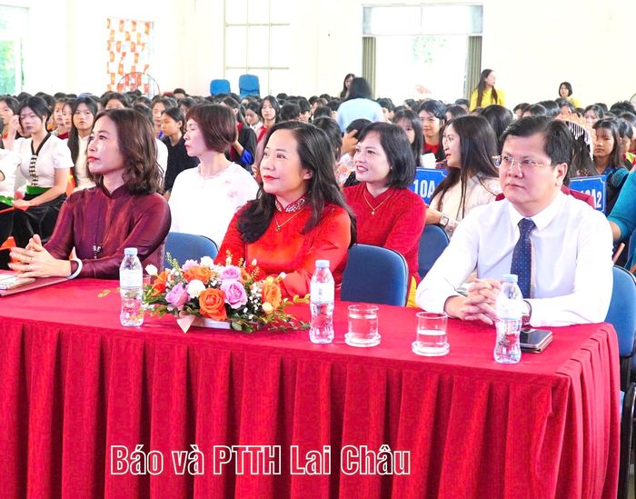  Đồng chí Tẩn Thị Quế - Ủy viên Ban Thường vụ Tỉnh ủy, Phó Chủ tịch Thường trực HĐND tỉnh dự Lễ khai giảng Trường Phổ thông Dân tộc nội trú THPT tỉnh.