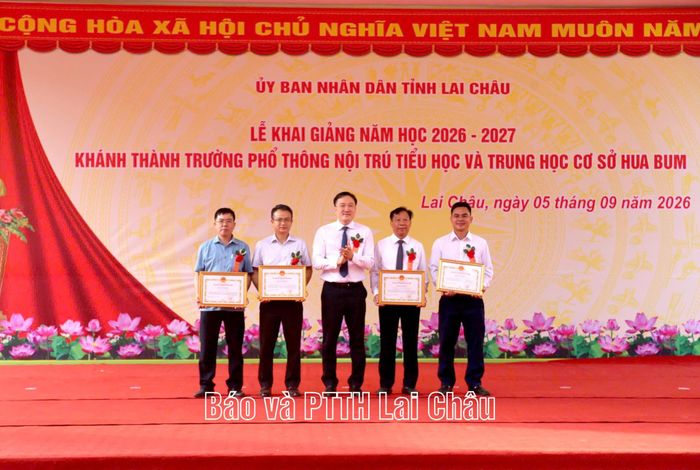 Đồng chí Nguyễn Tuấn Anh - Ủy viên dự khuyết Ban Chấp hành Trung ương Đảng, Phó Bí thư Thường trực Tỉnh ủy trao khen thưởng cho Trường Phổ thông nội trú TH&THCS Hua Bum.