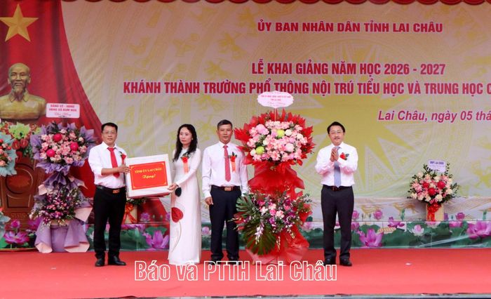 Đồng chí Sùng A Hồ - Phó Bí thư Tỉnh ủy, Trưởng Đoàn đại biểu Quốc hội tỉnh trao khen thưởng và chúc mừng lễ khai giảng và khánh thành Trường Phổ thông nội trú TH&THCS Bum Nưa.
