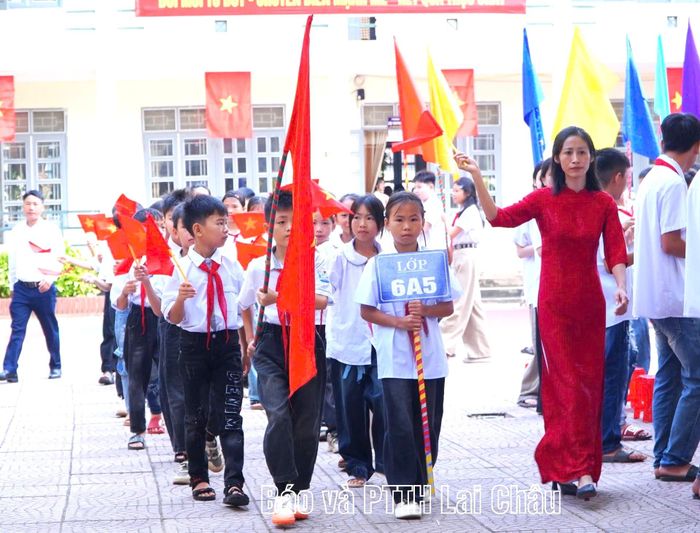 Đón học sinh lớp 6 trong ngày khai giảng năm học 2026 - 2027 tại Trường THCS Nậm Tăm.