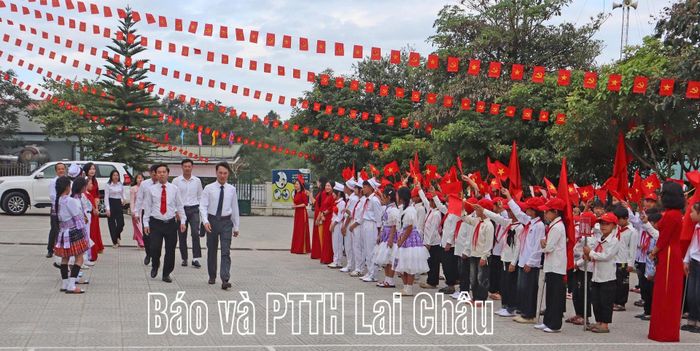  Đồng chí Hà Trọng Hải - Phó Chủ tịch UBND tỉnh dự khai giảng tại Trường THCS xã Tả Lèng.